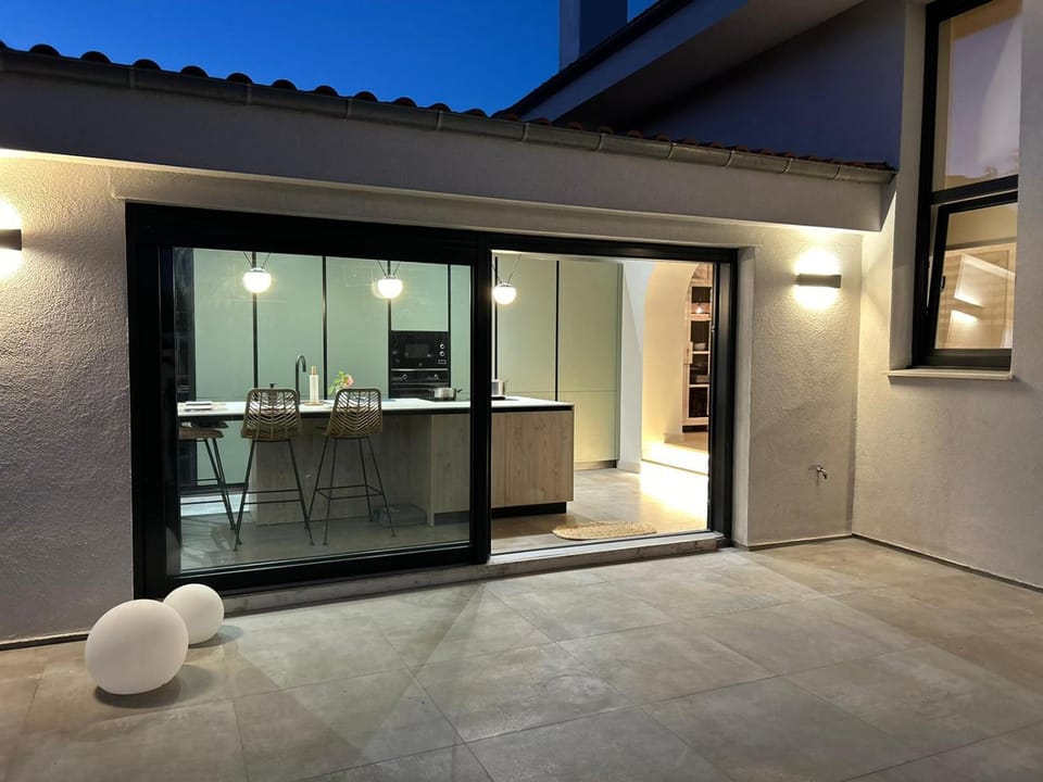 Property building, Patio, Balcony/Terrace