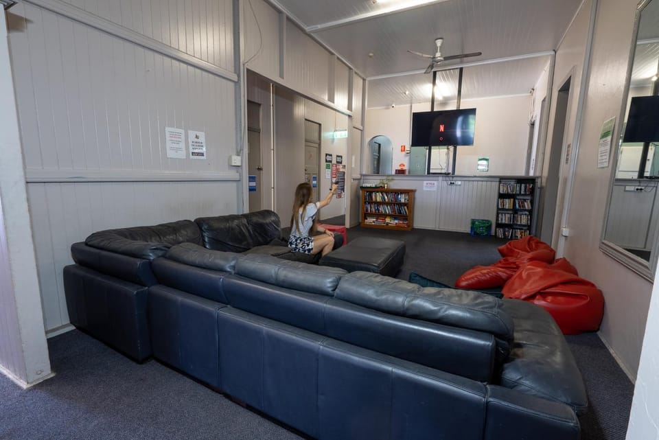 Communal lounge/ TV room, TV and multimedia, Living room, Seating area, air conditioner