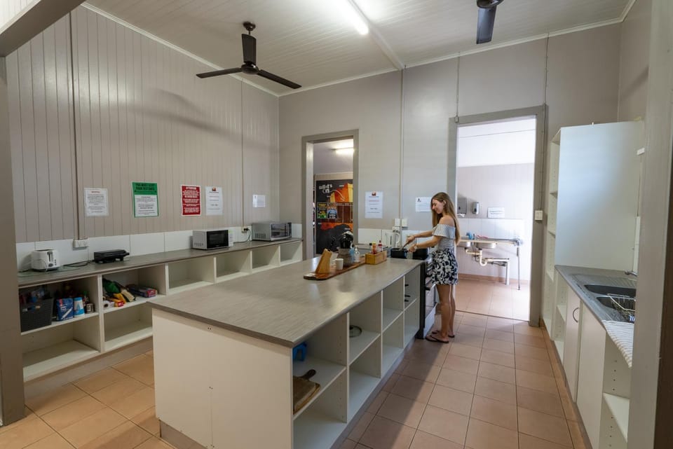 People, Kitchen or kitchenette, Photo of the whole room, Communal kitchen, minibar, stove