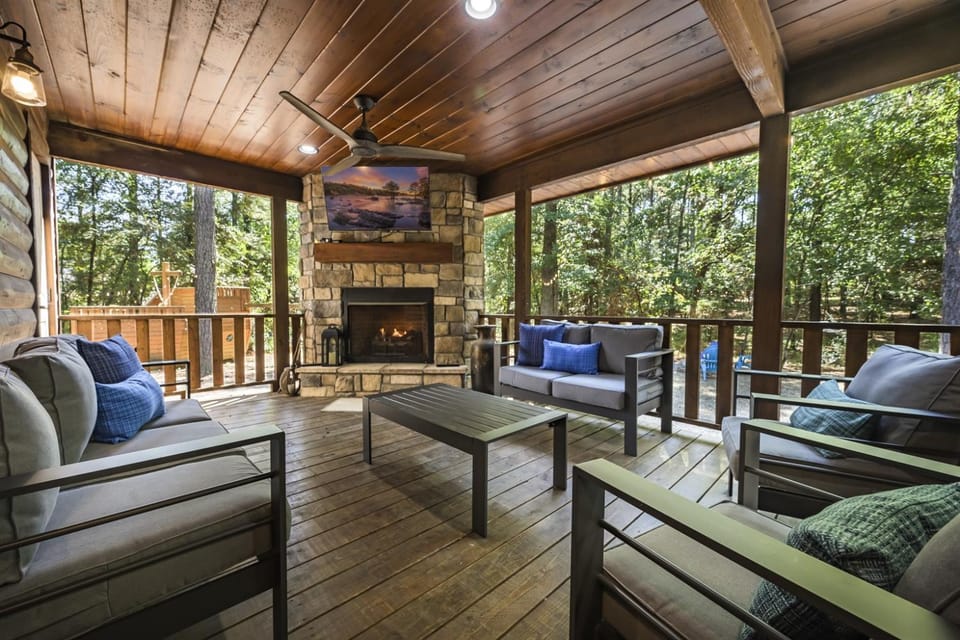 2 miles Choctaw Landing, Hot Tub, 6BR, Game Room House in Broken Bow