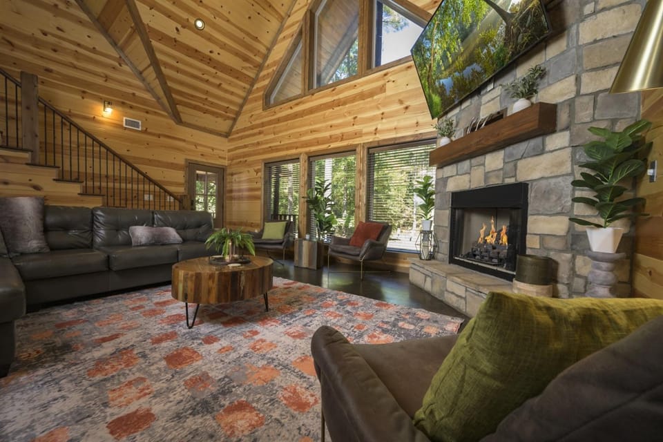 6BR Cabin, 2 miles Choctaw Landing, , SL18, HotTub Cabin in Broken Bow