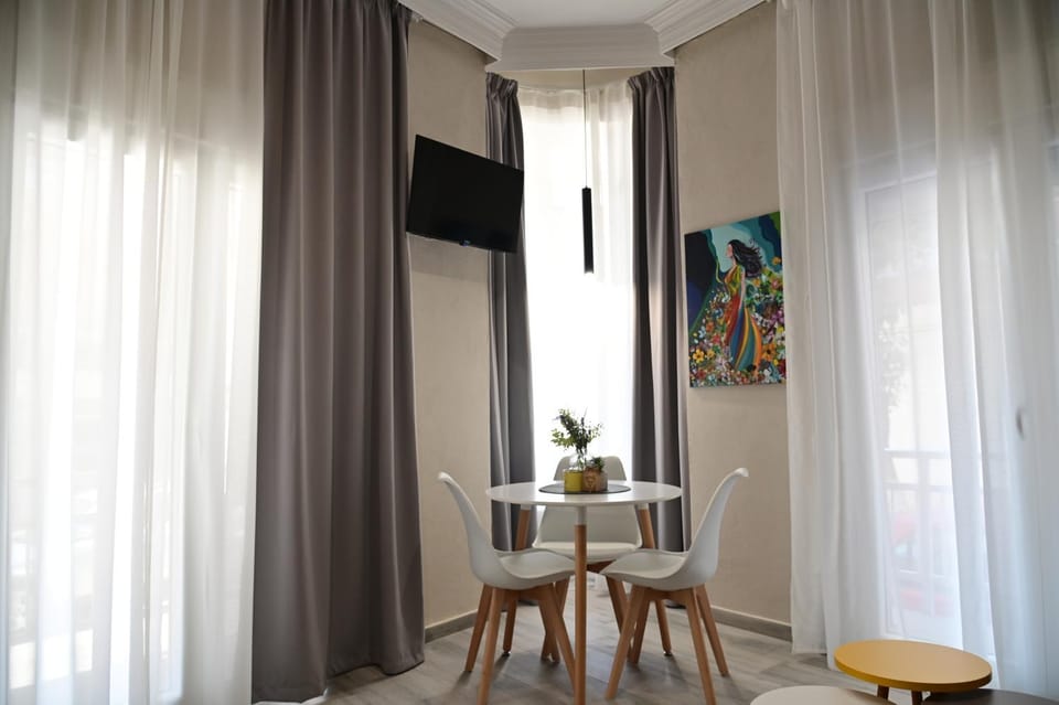 TV and multimedia, Living room, Seating area, Dining area
