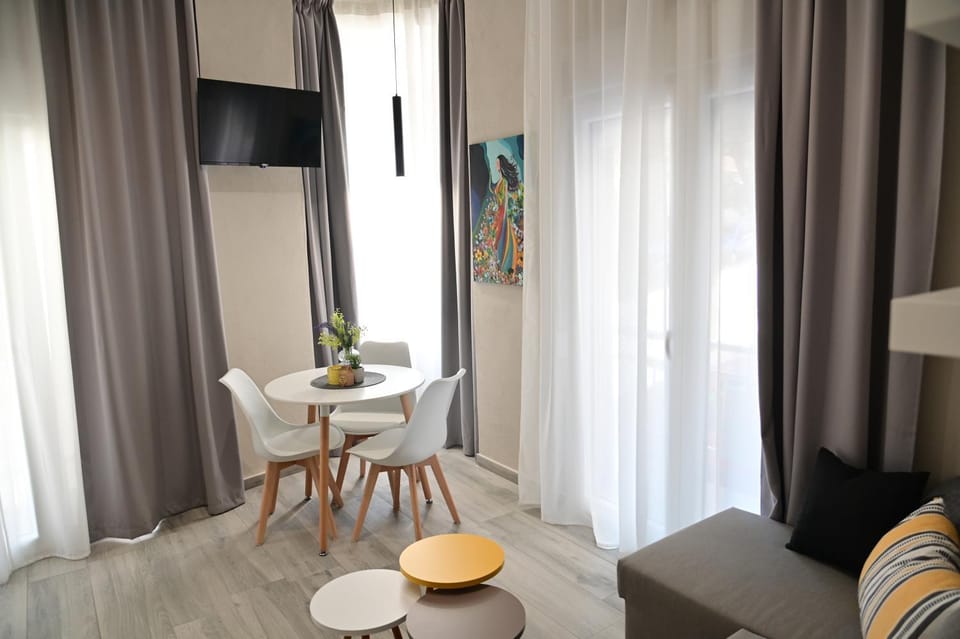 TV and multimedia, Living room, Seating area, Dining area