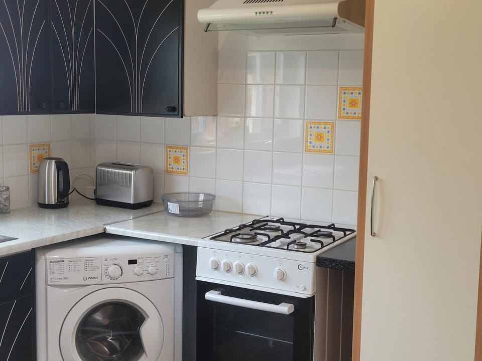 Coffee/tea facilities, Kitchen or kitchenette, dishwasher, oven, stove, washing machine