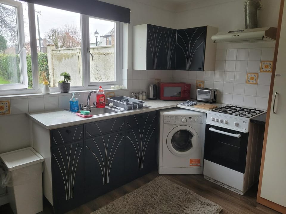 Kitchen or kitchenette, oven, stove, washing machine