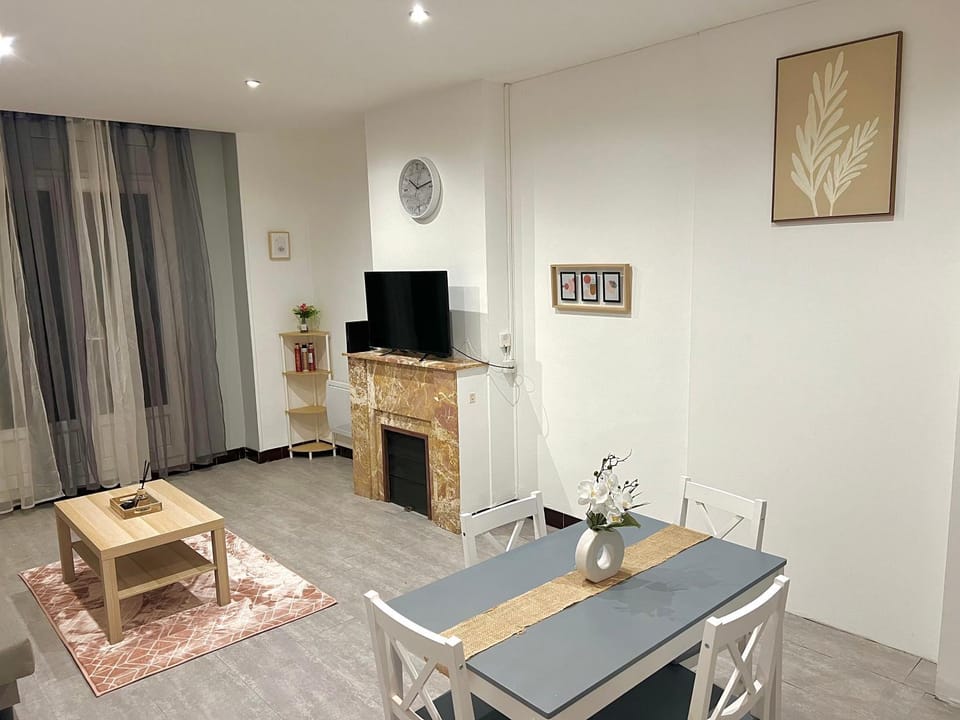 Communal lounge/ TV room, TV and multimedia, Living room, Seating area, Dining area