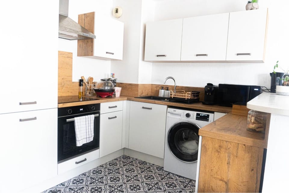 Coffee/tea facilities, Kitchen or kitchenette, oven, stove, washing machine