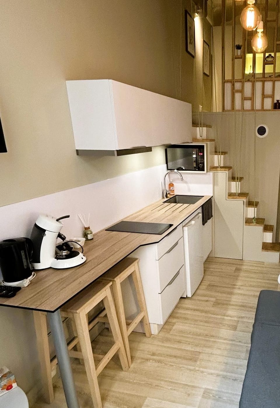 Coffee/tea facilities, Kitchen or kitchenette, stove