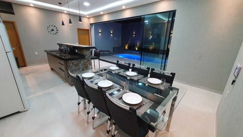 TV and multimedia, Kitchen or kitchenette, Living room, Seating area, Dining area