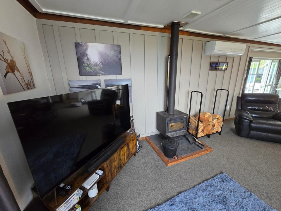 TV and multimedia, Living room, Seating area, Evening entertainment, fireplace