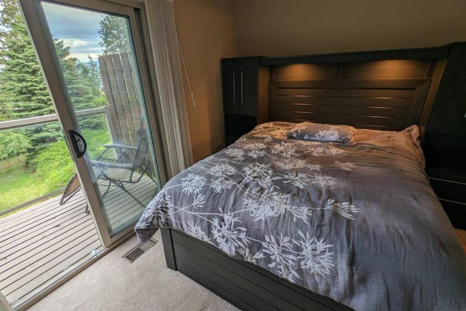 Spacious West Kelowna Home that is great for family, friends, or business trip! House in West Kelowna