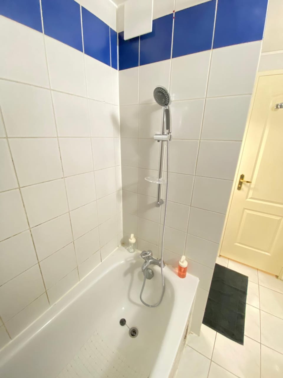 Studio et Projecteur à 100 m du Métro Apartment in Saint-Denis, France