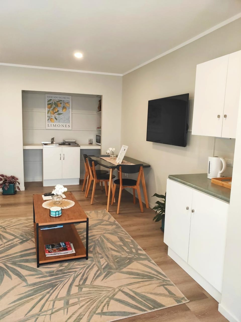 Kitchen or kitchenette, Seating area, Dining area