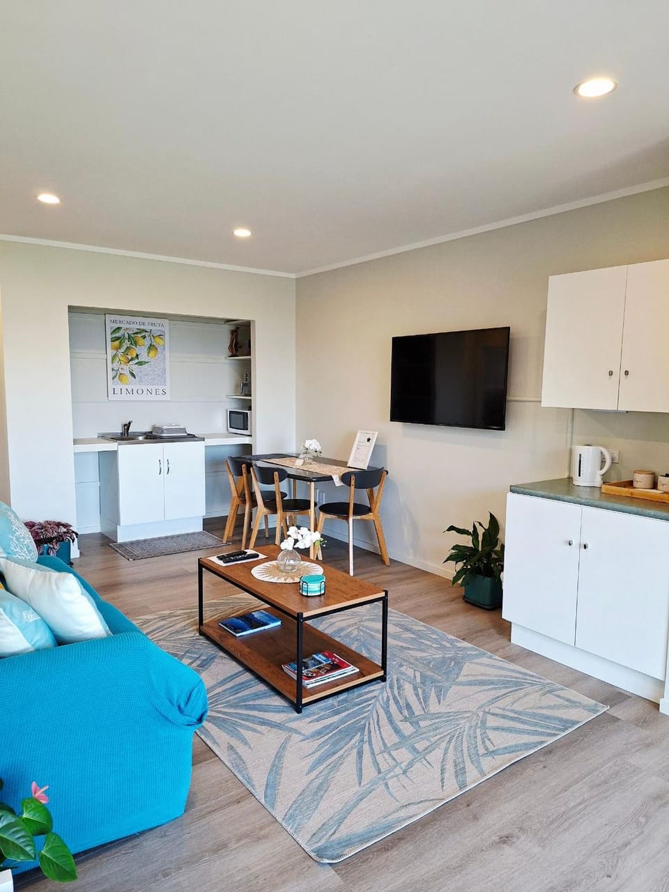 TV and multimedia, Kitchen or kitchenette, Living room, Seating area, Dining area