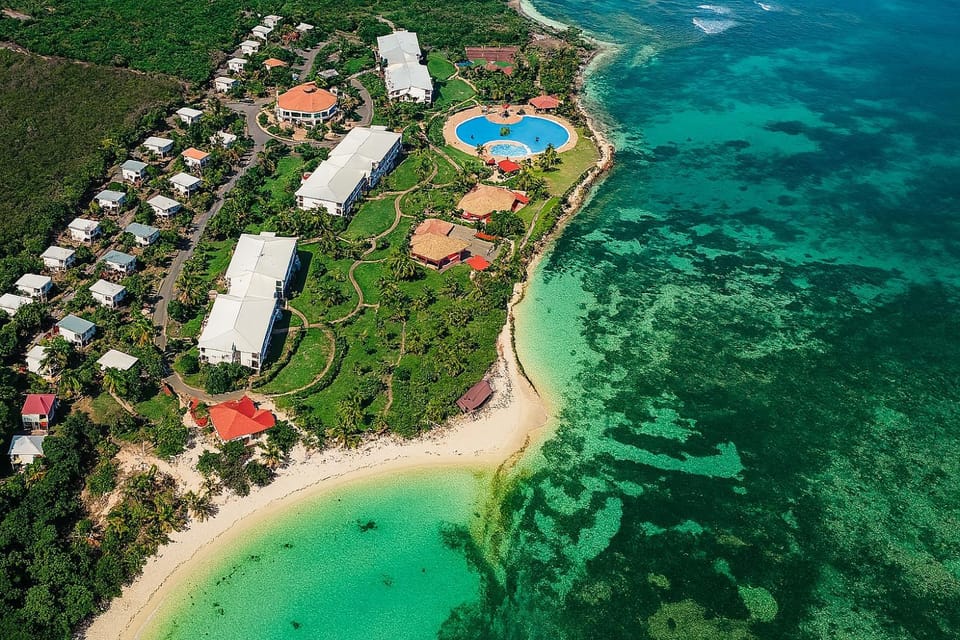 Property building, Natural landscape, Bird's eye view, Beach, Pool view, Sea view