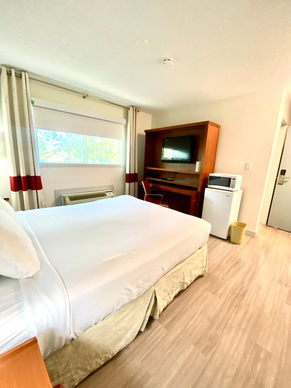 Bed, TV and multimedia, View (from property/room), Bedroom
