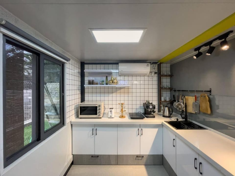 Coffee/tea facilities, Kitchen or kitchenette, oven, stove, toaster, kitchen