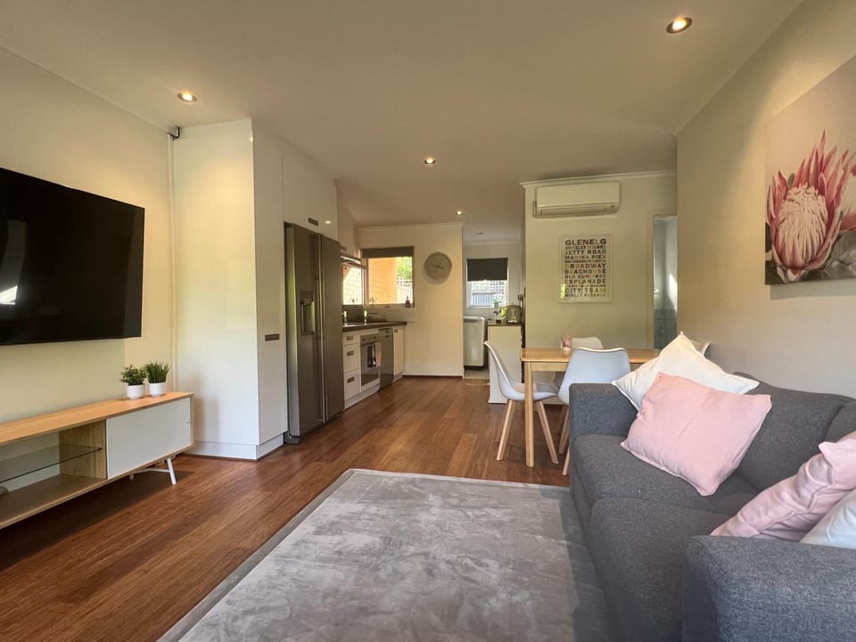 TV and multimedia, Kitchen or kitchenette, Living room, Seating area, Dining area, oven