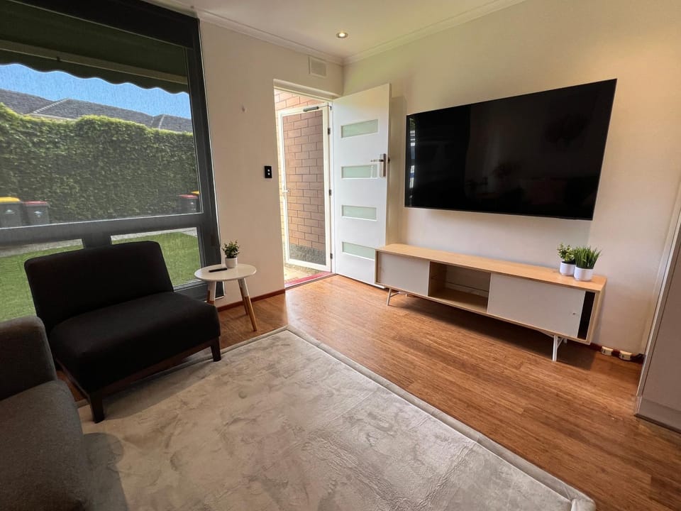 TV and multimedia, Living room, Seating area, Evening entertainment