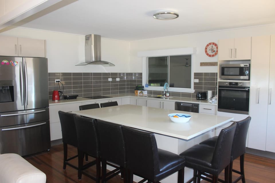 Kitchen or kitchenette, Dining area, dishwasher, oven, pet friendly, stove, toaster