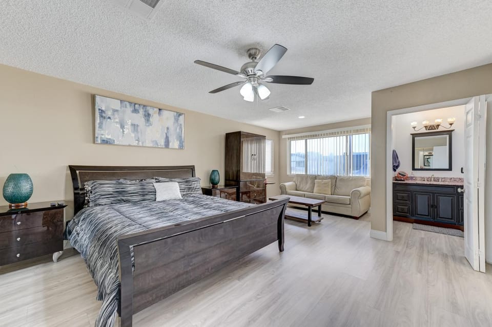 Bed, TV and multimedia, Seating area, Bedroom, heating, air conditioner