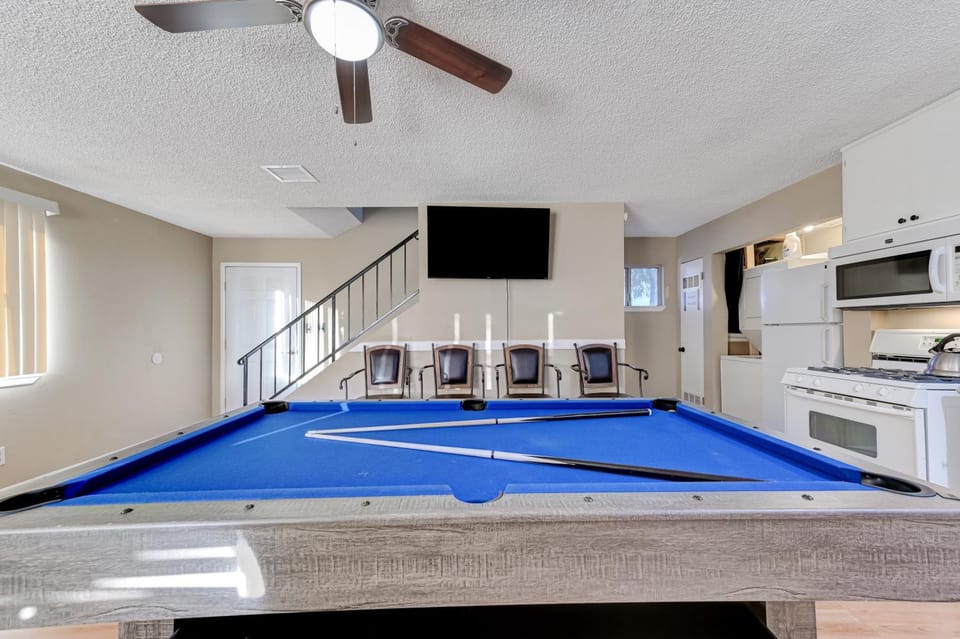 Billiard, Game Room, Table tennis, TV and multimedia, Kitchen or kitchenette, Seating area, Dining area, Evening entertainment, heating, air conditioner