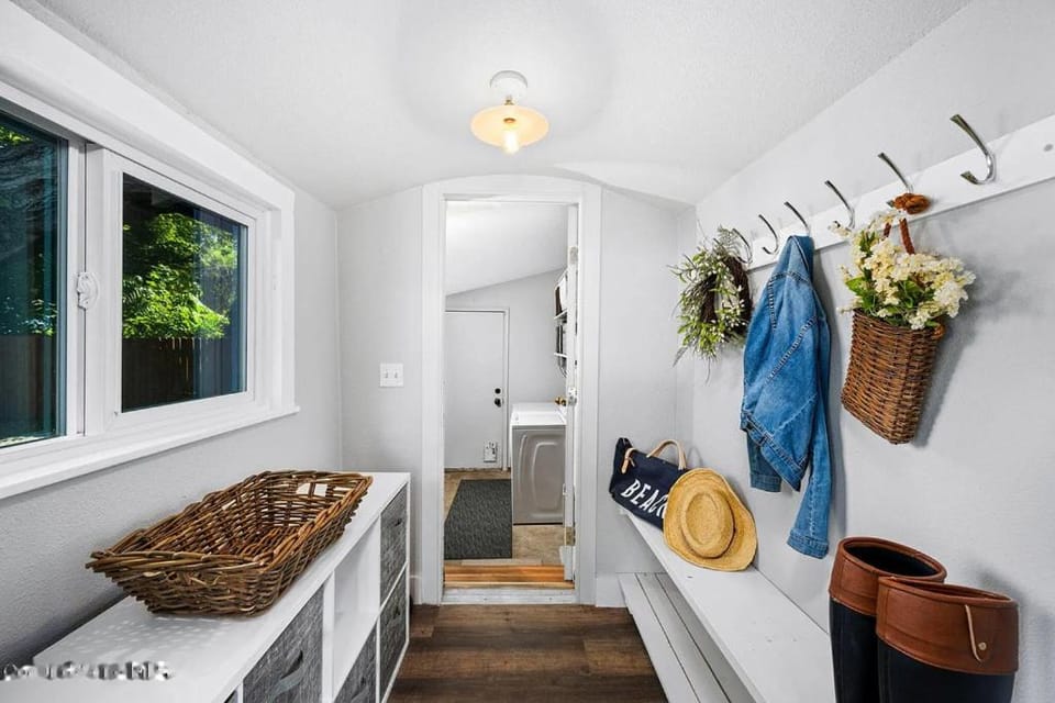 Charming Cozy Cottage with Hot Tub House in Coeur dAlene