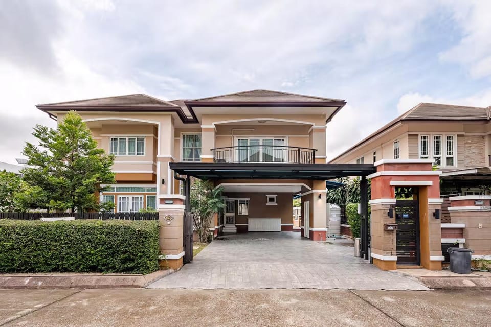 Property building, Facade/entrance, Parking