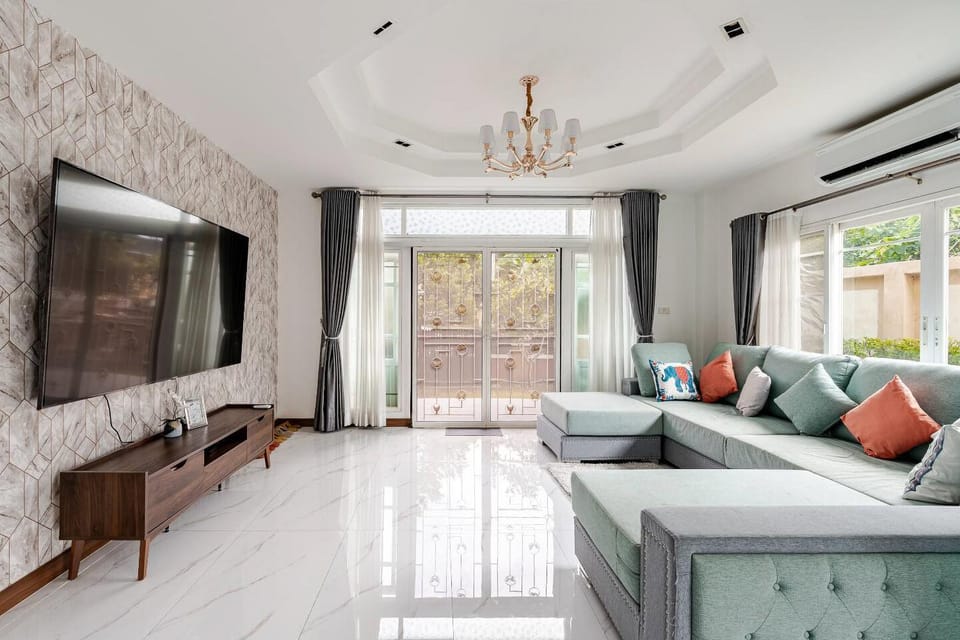 Communal lounge/ TV room, TV and multimedia, Living room, Seating area