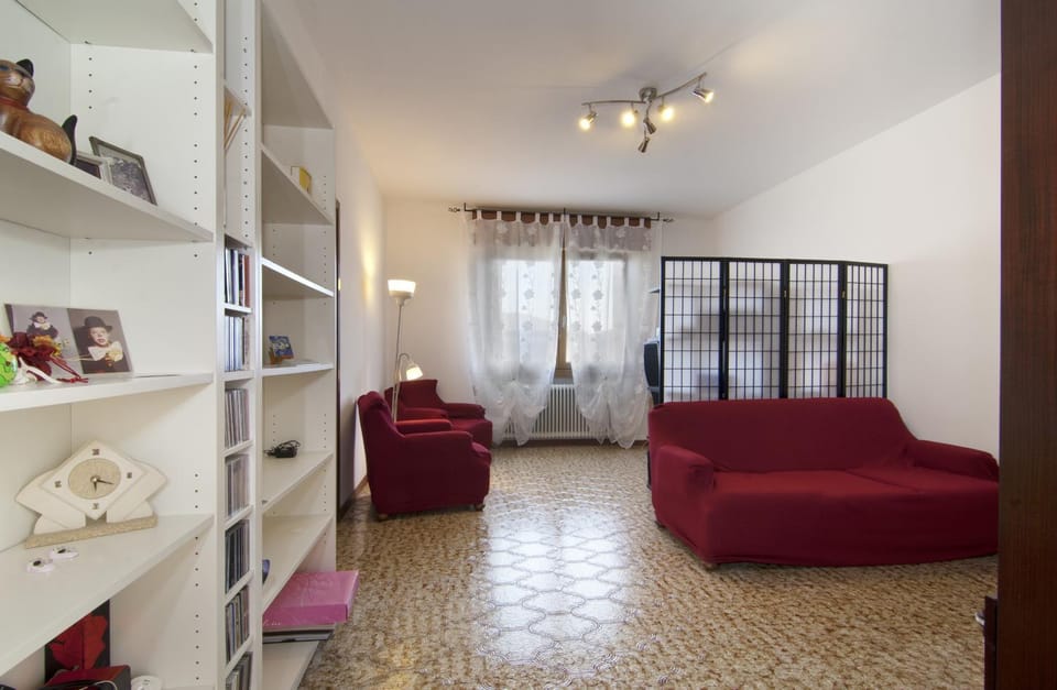 Communal lounge/ TV room, Library, Lobby or reception