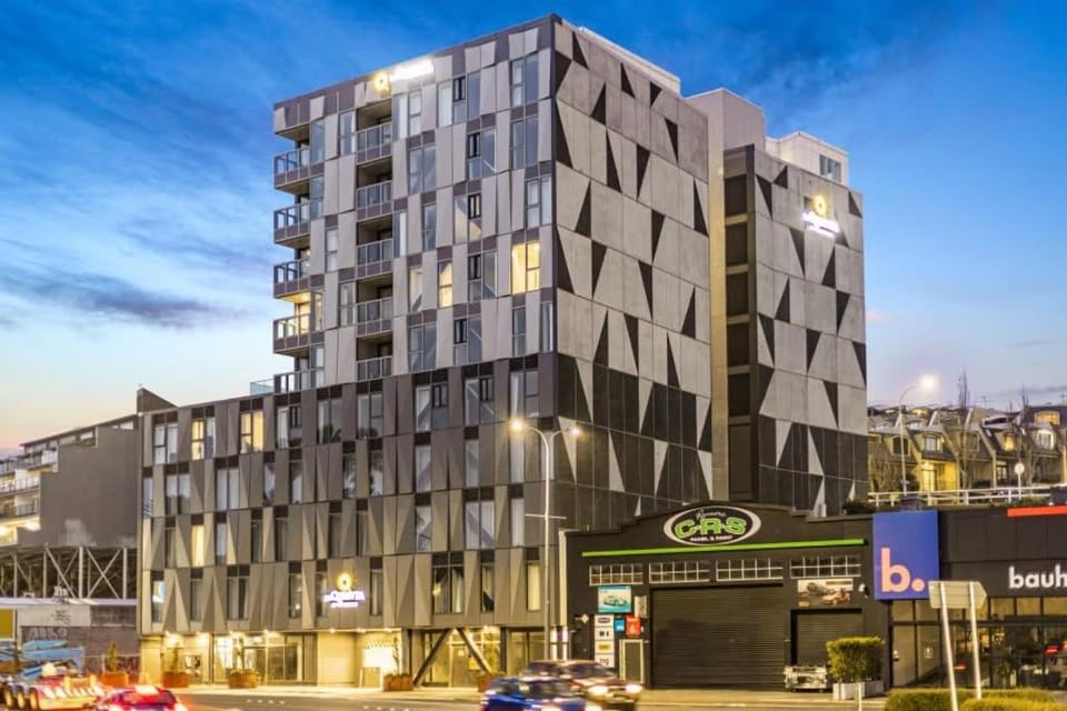 Modern 2BR Penthouse for Families by Zodiak Stays Apartment in Auckland
