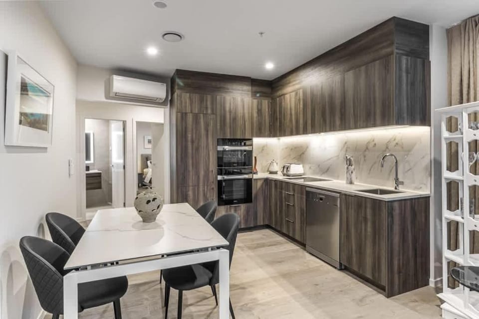 Modern 2BR Penthouse for Families by Zodiak Stays Apartment in Auckland