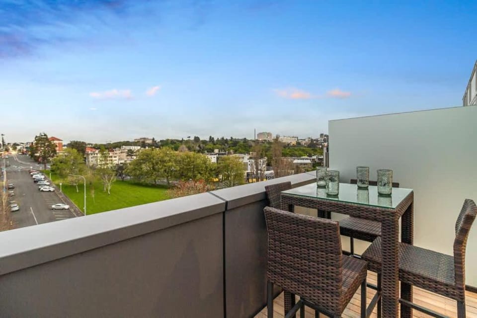 Modern 2BR Penthouse for Families by Zodiak Stays Apartment in Auckland