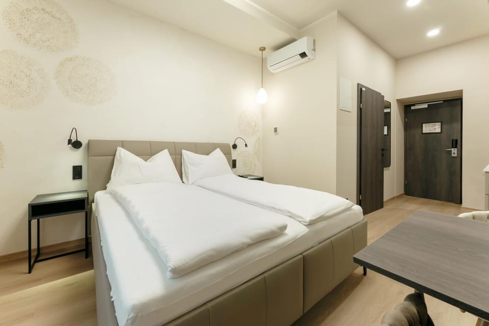 Bed, Photo of the whole room, air conditioner