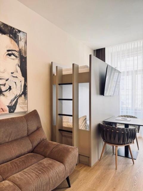 Bed, Seating area, Dining area