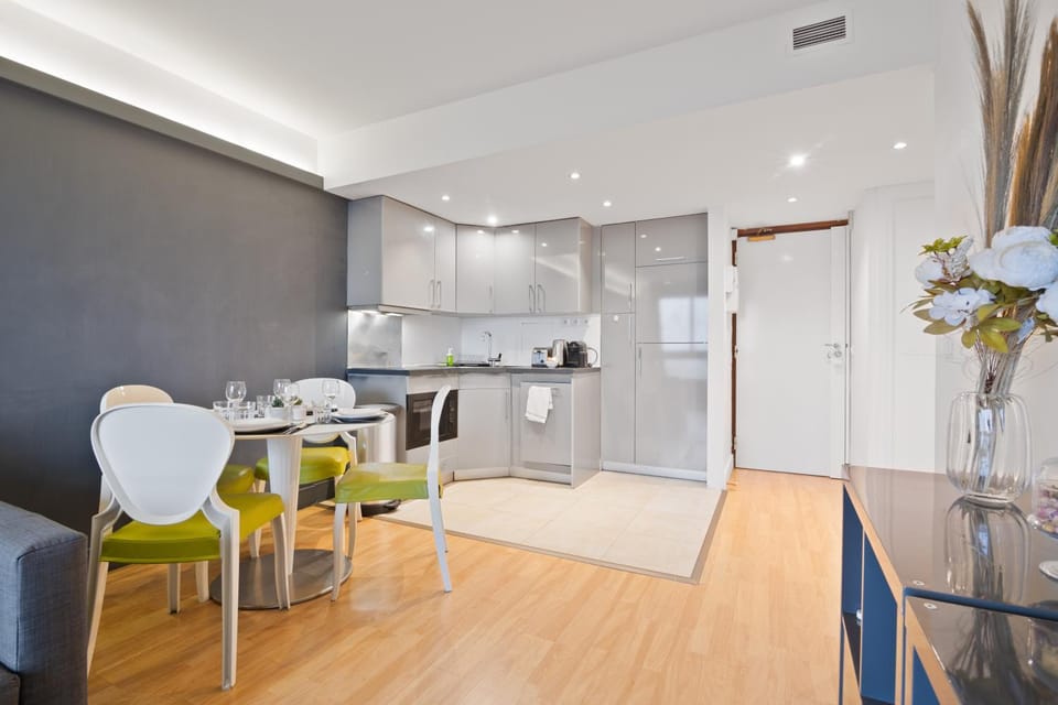 Kitchen or kitchenette, Dining area, minibar, oven