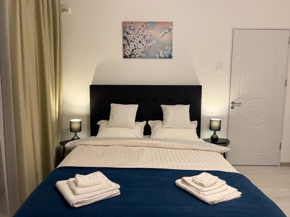 Bed, Photo of the whole room, Bedroom, towels