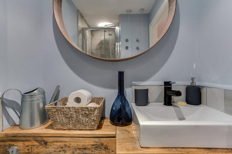 Toilet, Bathroom, towels