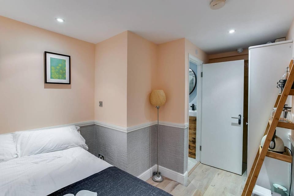 Bed, Bathroom, Photo of the whole room, Bedroom, towels, kitchen