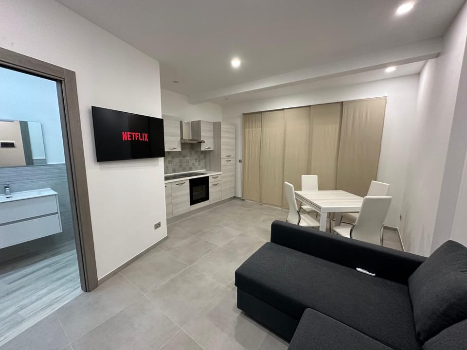 TV and multimedia, Kitchen or kitchenette, Living room, Dining area, oven, stove