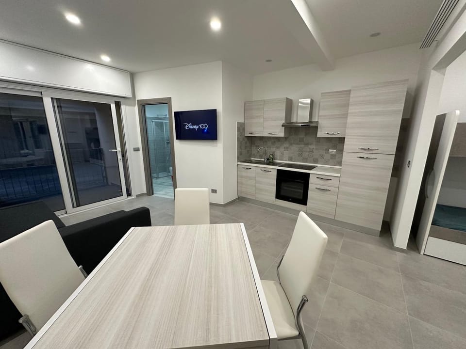 TV and multimedia, Kitchen or kitchenette, Living room, Seating area, Dining area, oven