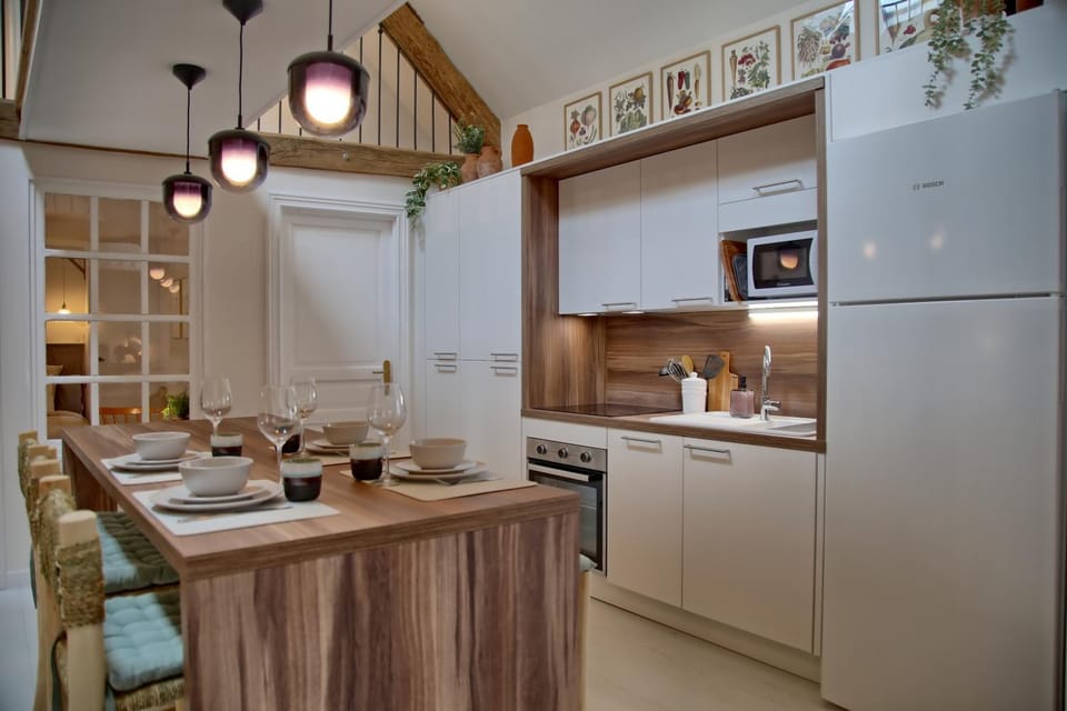 Kitchen or kitchenette, Dining area, dishwasher, stove