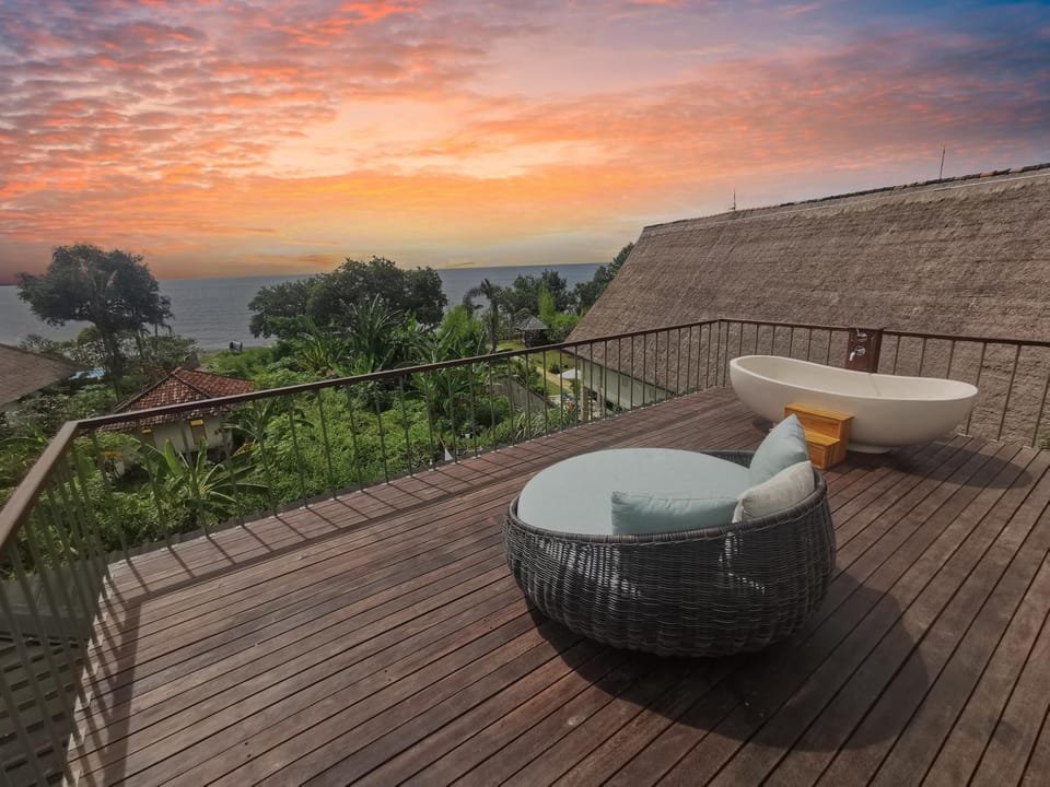 Natural landscape, View (from property/room), Balcony/Terrace, Seating area, Sea view, Sunset