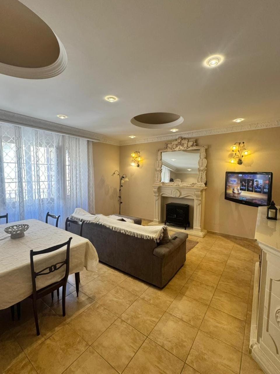 TV and multimedia, Living room, Dining area, Dinner