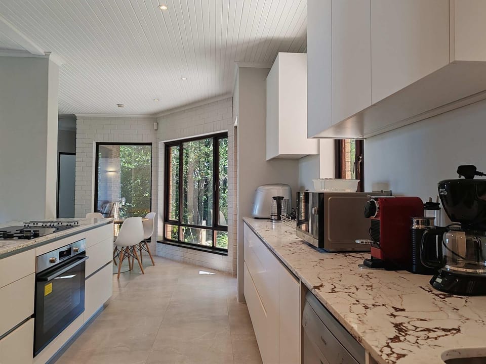 Coffee/tea facilities, Kitchen or kitchenette, stove