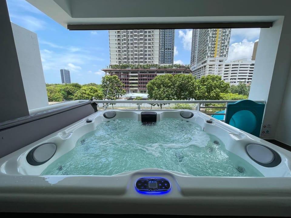 Hot Tub, Swimming pool