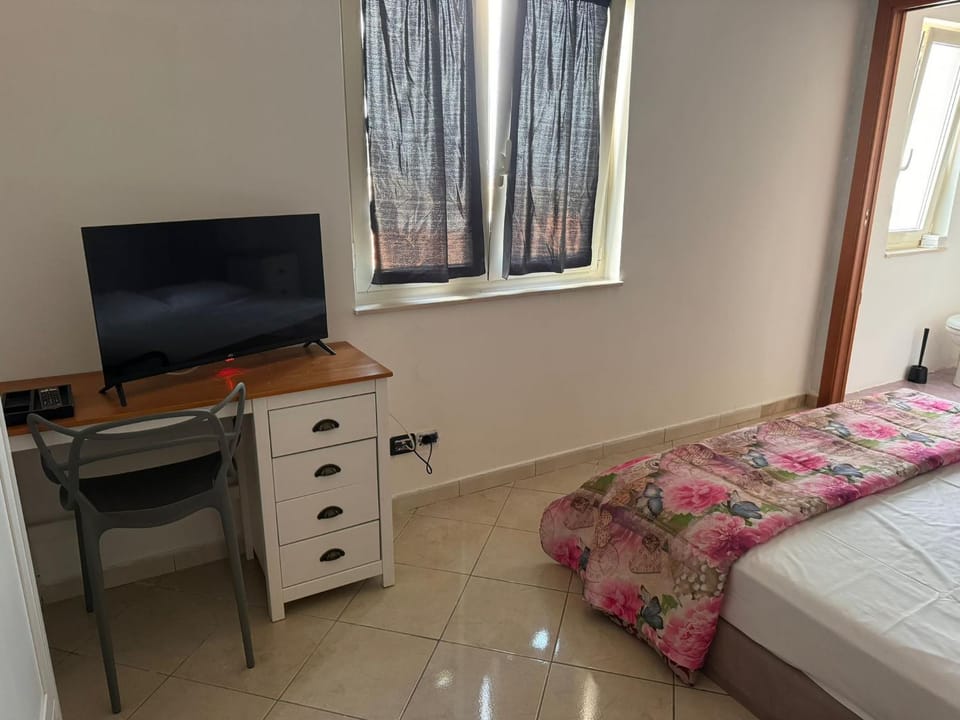Bed, TV and multimedia, Photo of the whole room, Bedroom