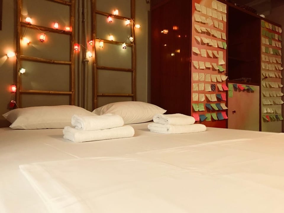 500Mbps WiFi Budget Studio 1min from Attiki metro station Apartment in Athens