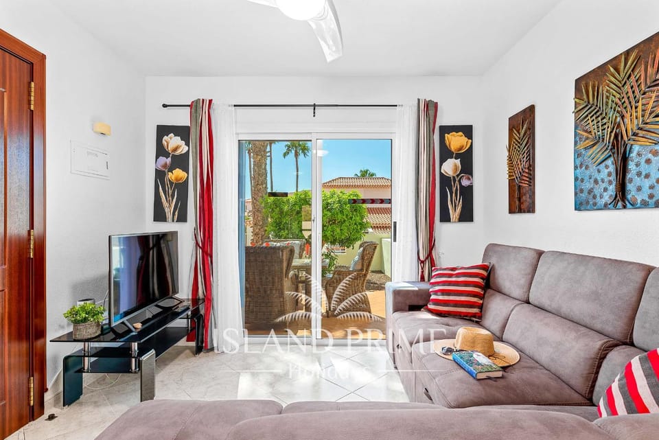 TV and multimedia, Balcony/Terrace, Living room, Decorative detail, Seating area