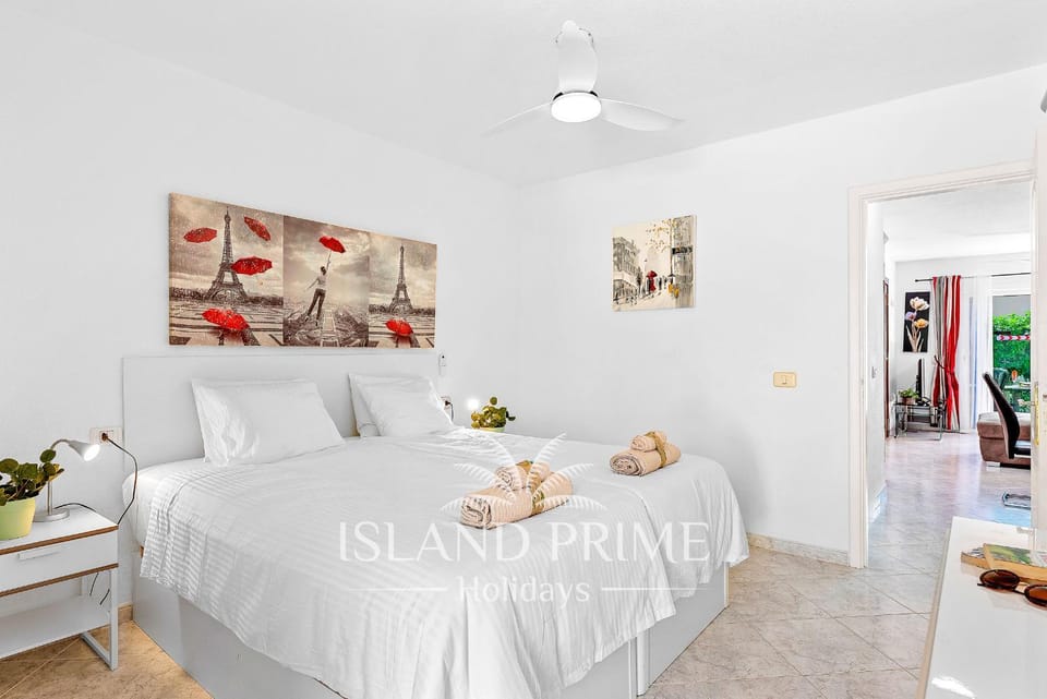 Bed, Decorative detail, Bedroom